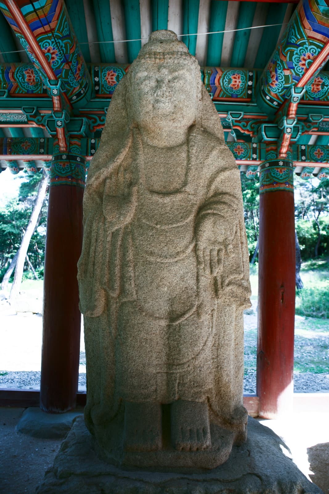 경주 배동 석조여래삼존입상 — 경주 배동 석조여래삼존입상 본존여래입상