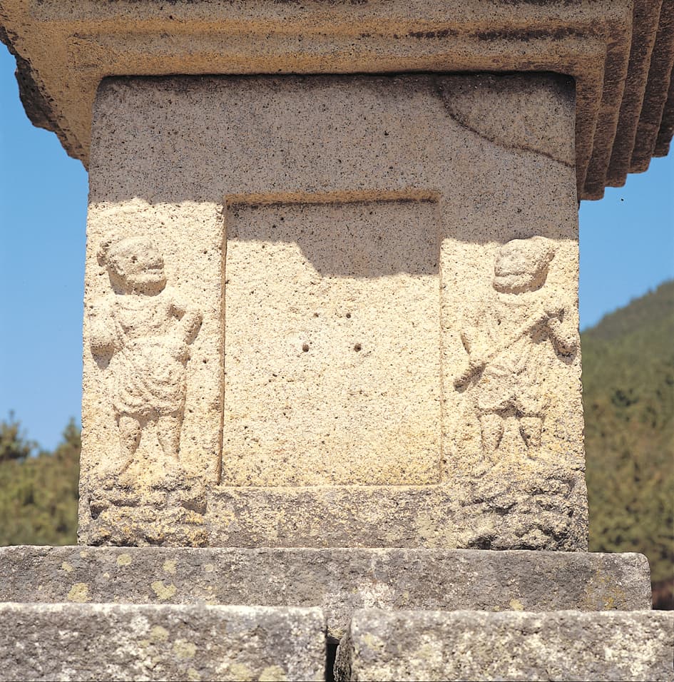 경주 서악동 삼층석탑 — 초층탑신의 문비와 인왕상