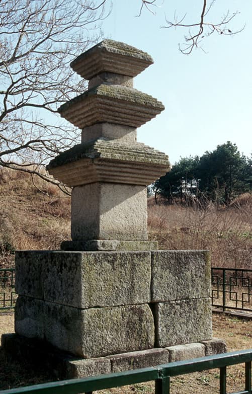 경주 서악동 삼층석탑 — 경주 서악동 삼층석탑