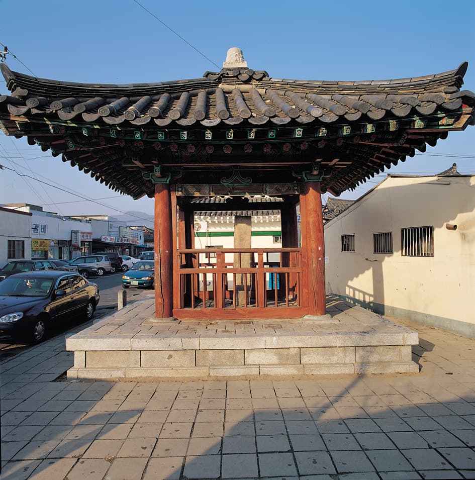 경주 황남동 효자 손시양 정려비 — 보호각 속의 정려비