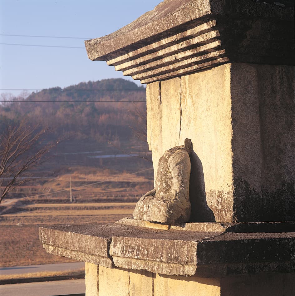 상주 화달리 삼층석탑 — 1층탑신 및 석불좌상
