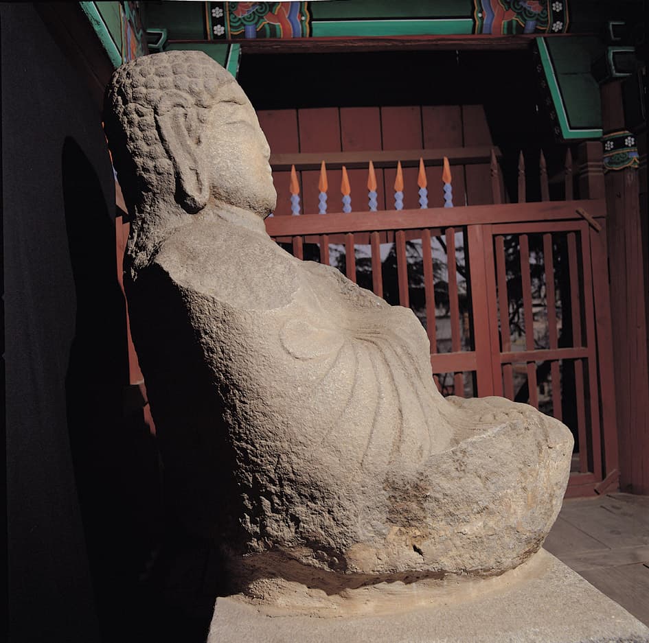 상주 복용동 석조여래좌상 — 석조여래좌상 우측면 향