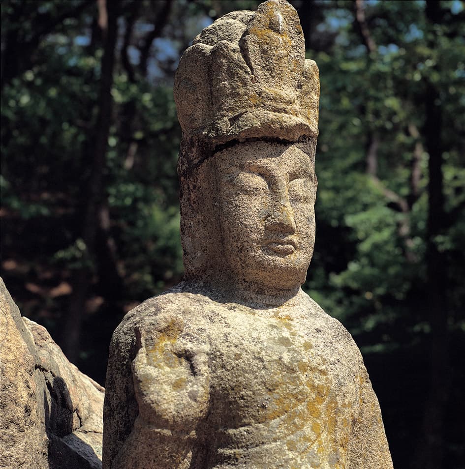 경주 굴불사지 석조사면불상 — 사면 석주 서면의 아미타삼존불 중 좌협시보살상