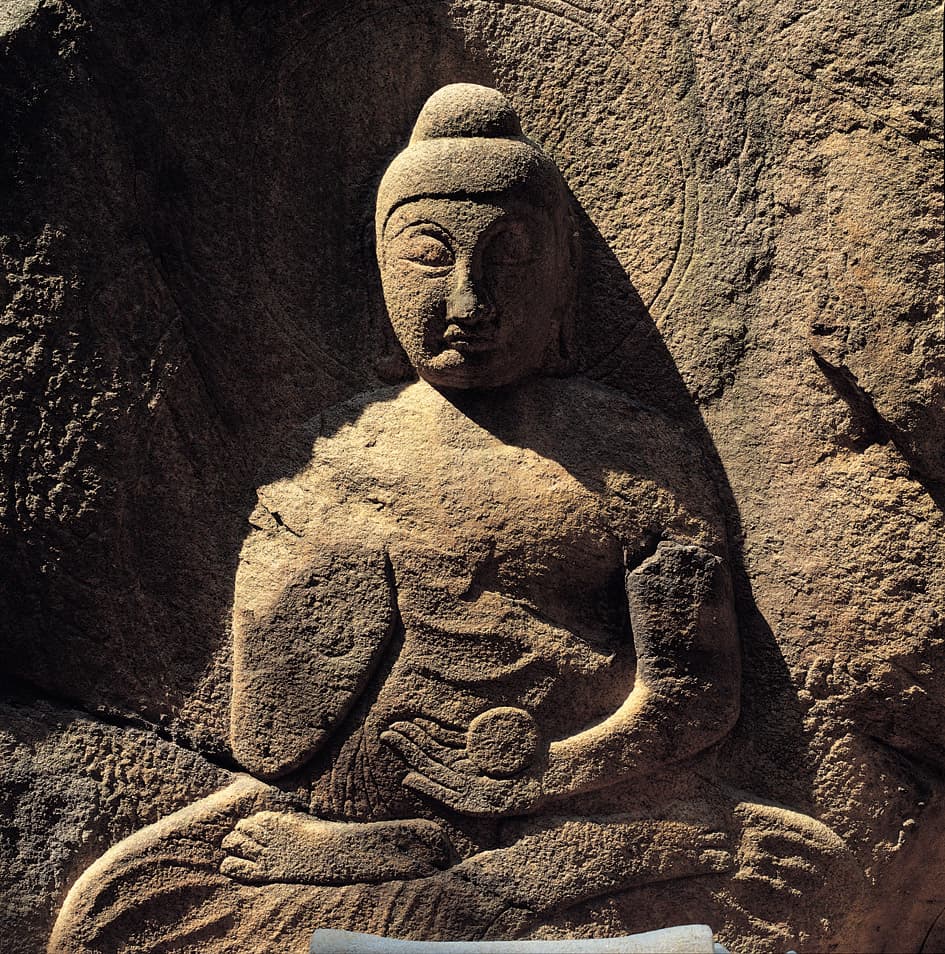 경주 굴불사지 석조사면불상 — 사면 석주 동면의 약사불좌상