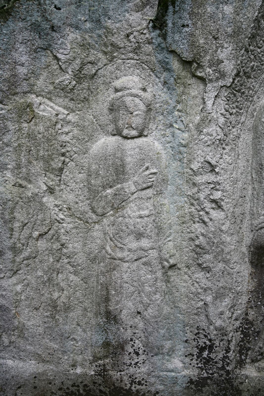경주 율동 마애여래삼존입상 — 경주 율동 마애여래삼존입상