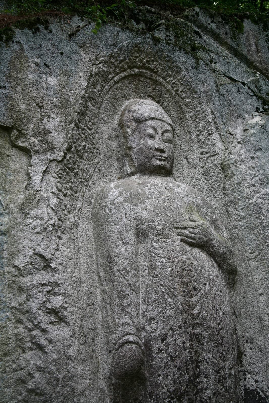 경주 율동 마애여래삼존입상 — 경주 율동 마애여래삼존입상