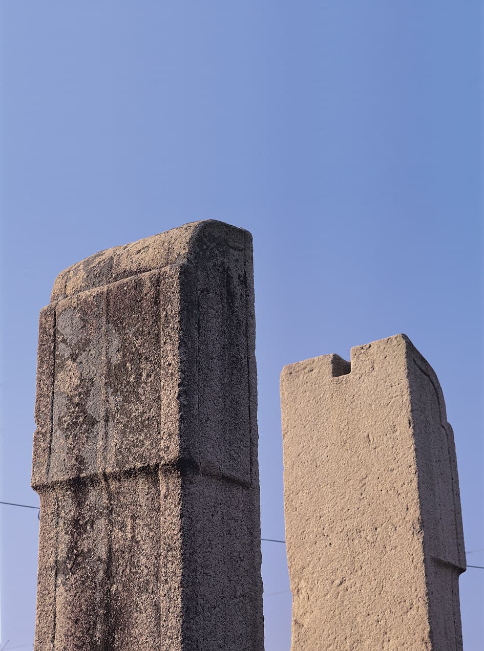 경주 삼랑사지 당간지주 — 당간지주 최상부 바깥면의 장식과 간구