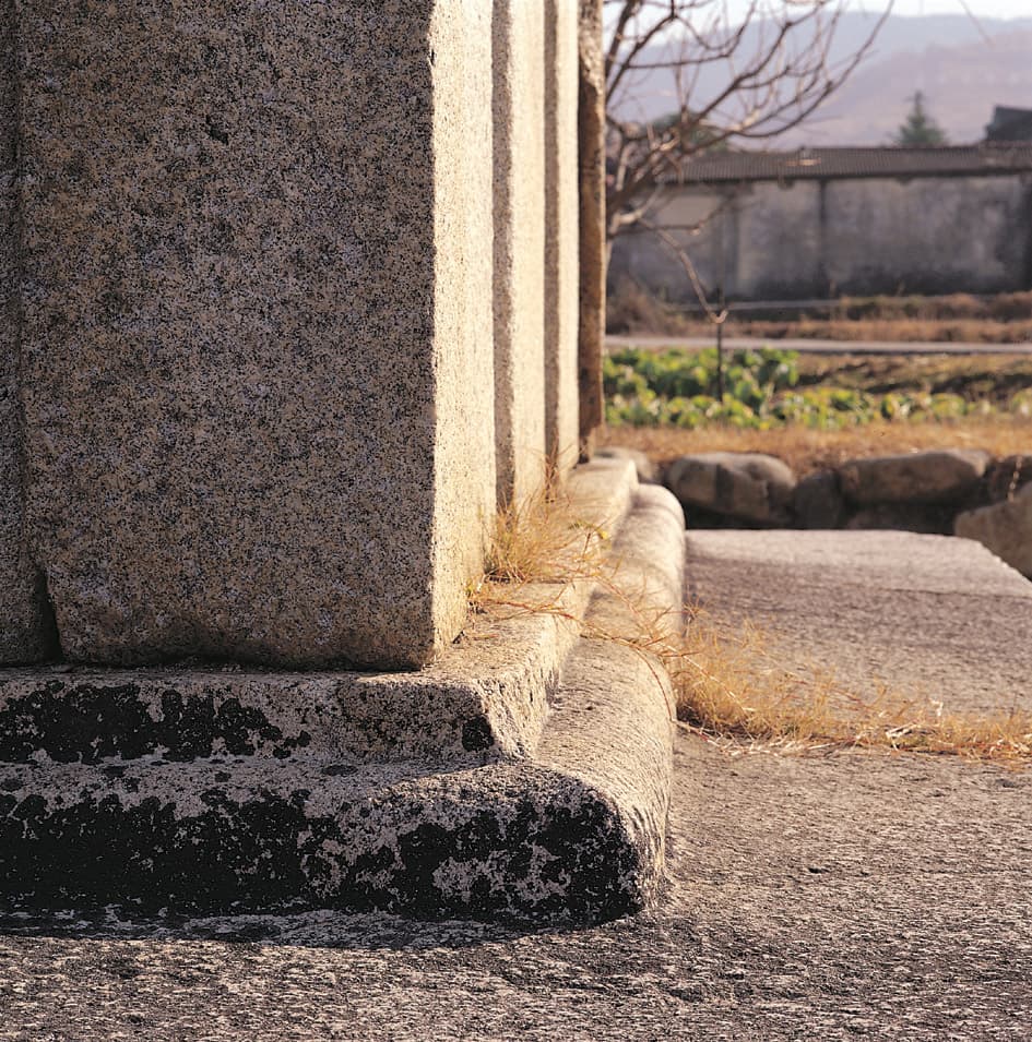 경주 천군동 동·서 삼층석탑 — 서탑 하층기단 갑석 위 상층기단 고임대