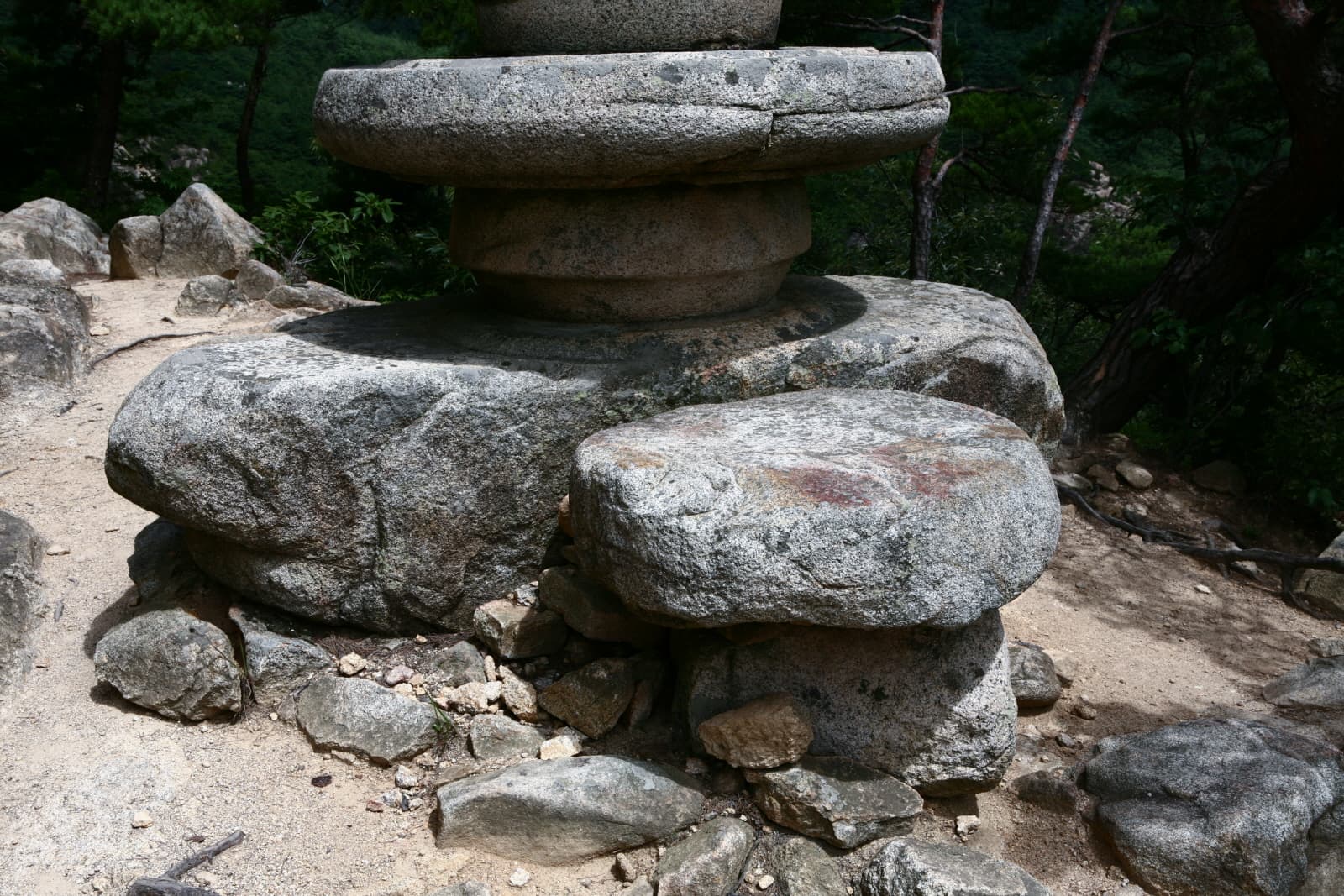 경주 남산 용장사곡 석조여래좌상 — 경주 남산 용장사곡 석조여래좌상 하대석