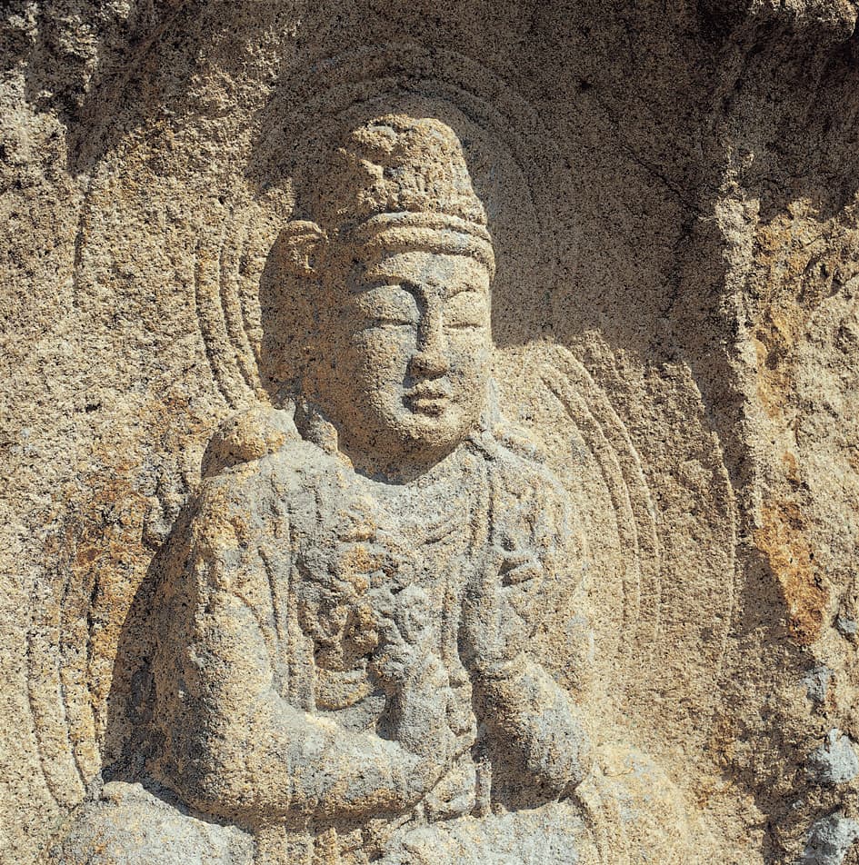 경주 남산 신선암 마애보살반가상 — 마애보살반가상 얼굴과 손 모습