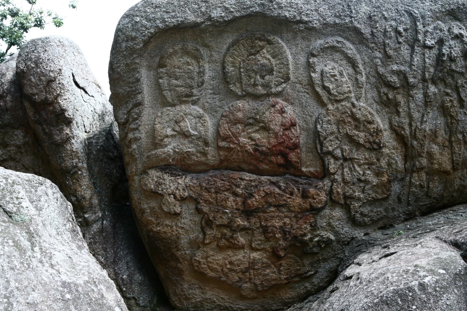 경주 남산 탑곡 마애불상군 — 남면삼존상