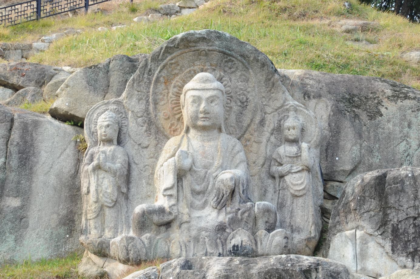 영주 가흥동 마애여래삼존상 및 여래좌상 — 영주 가흥동 마애여래삼존상 및 여래좌상
