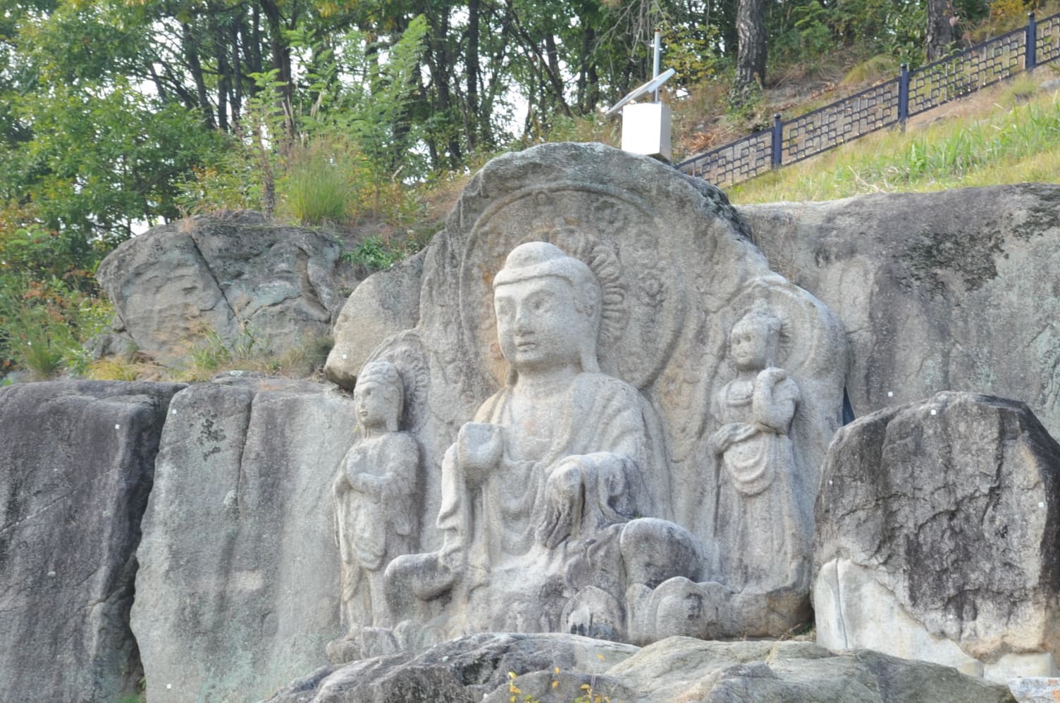 영주 가흥동 마애여래삼존상 및 여래좌상 — 영주 가흥동 마애여래삼존상 및 여래좌상