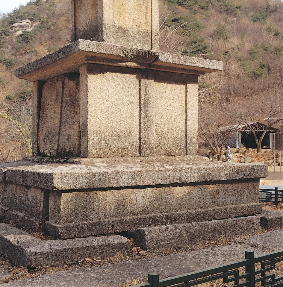 경산 불굴사 삼층석탑 — 상·하층기단부 전체