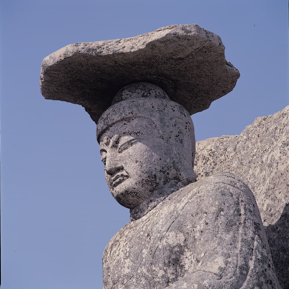경산 팔공산 관봉 석조여래좌상 — 여래좌상의 근엄한 표정과 머리 위 판석