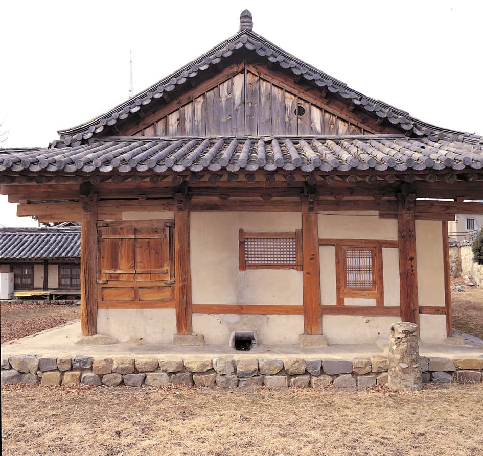 영천 숭렬당 — 영천 숭렬당 동측면