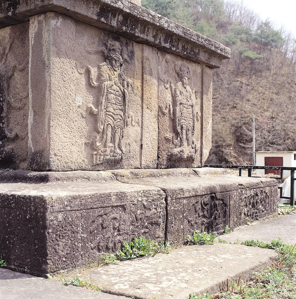 영양 화천리 삼층석탑 — 상·하층기단부의 팔부중상과 12지상