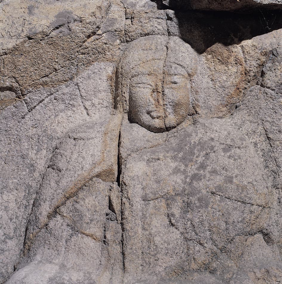 경주 낭산 마애보살삼존좌상 — 삼존좌상 중 중앙의 본존상 상반신