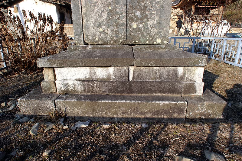 영천 화남리 삼층석탑 — 영천 화남리 삼층석탑 1층기단석