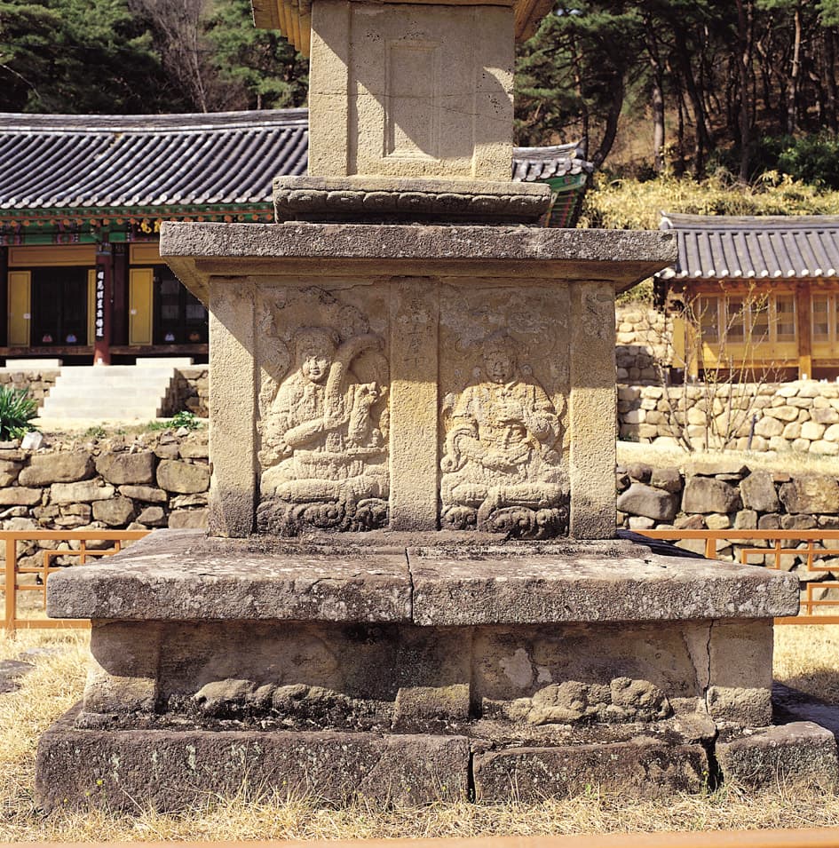 군위 지보사 삼층석탑 — 상·하층기단부의 팔부중상과 사자상