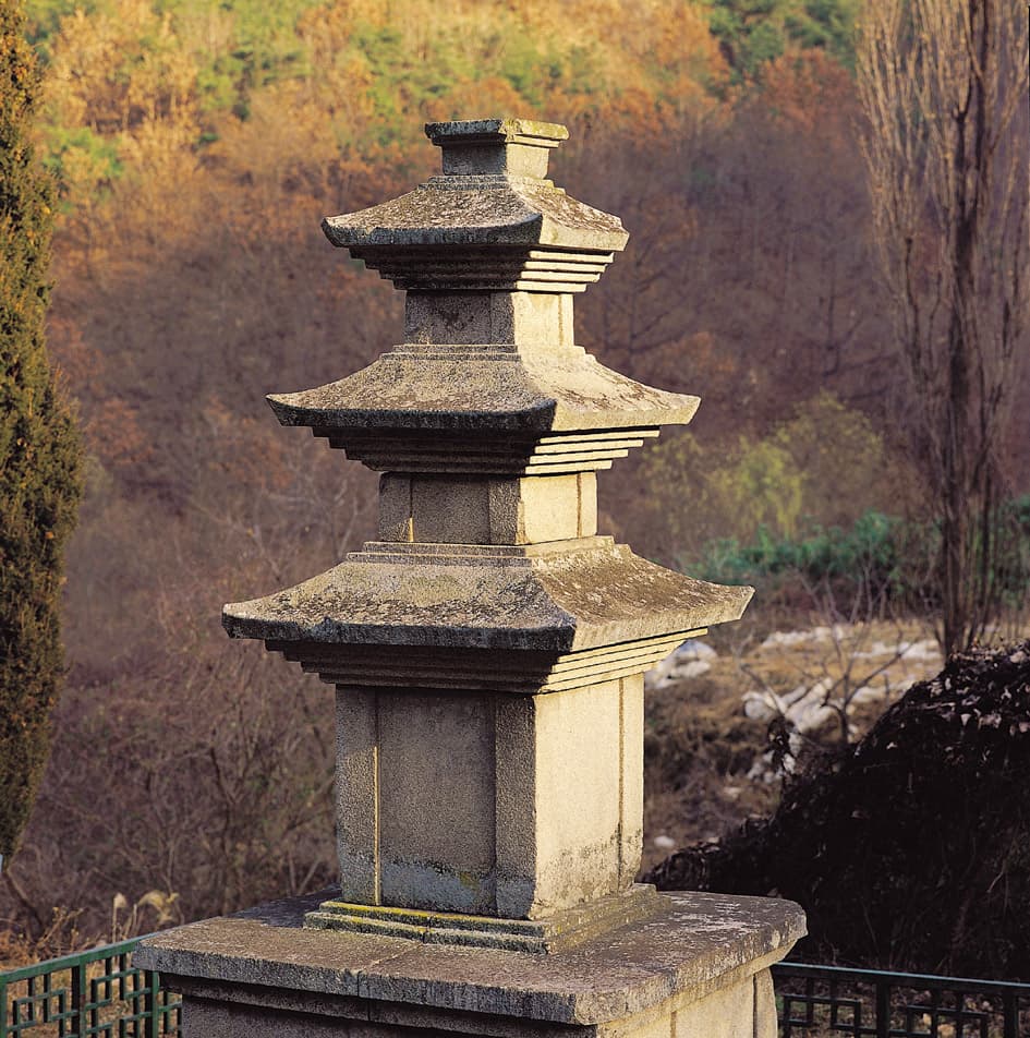 경주 남사리 삼층석탑 — 탑신부와 상륜부 노반석
