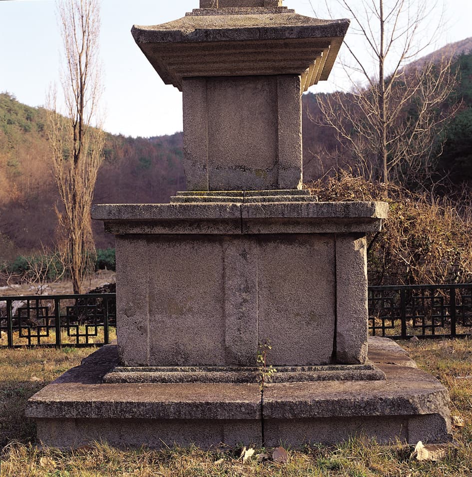 경주 남사리 삼층석탑 — 상·하층기단부