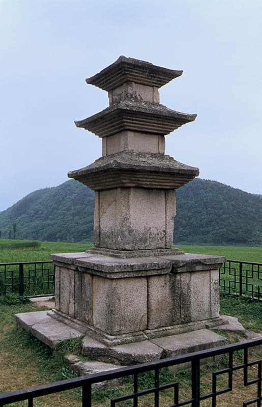 경주 용명리 삼층석탑 — 경주 용명리 삼층석탑
