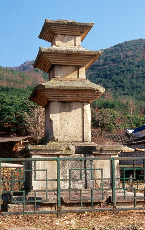 경주 용명리 삼층석탑 — 경주 용명리 삼층석탑