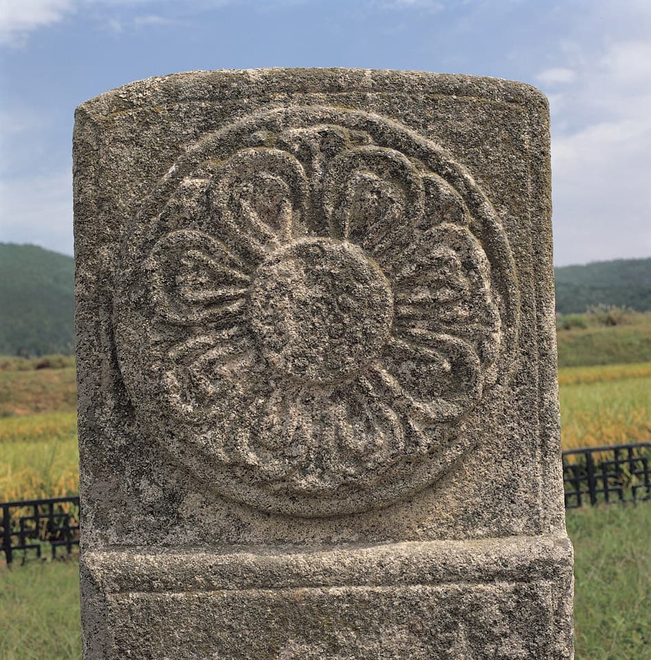 경주 보문사지 연화문 당간지주 — 당간지주 상부 바깥면의 연화무늬