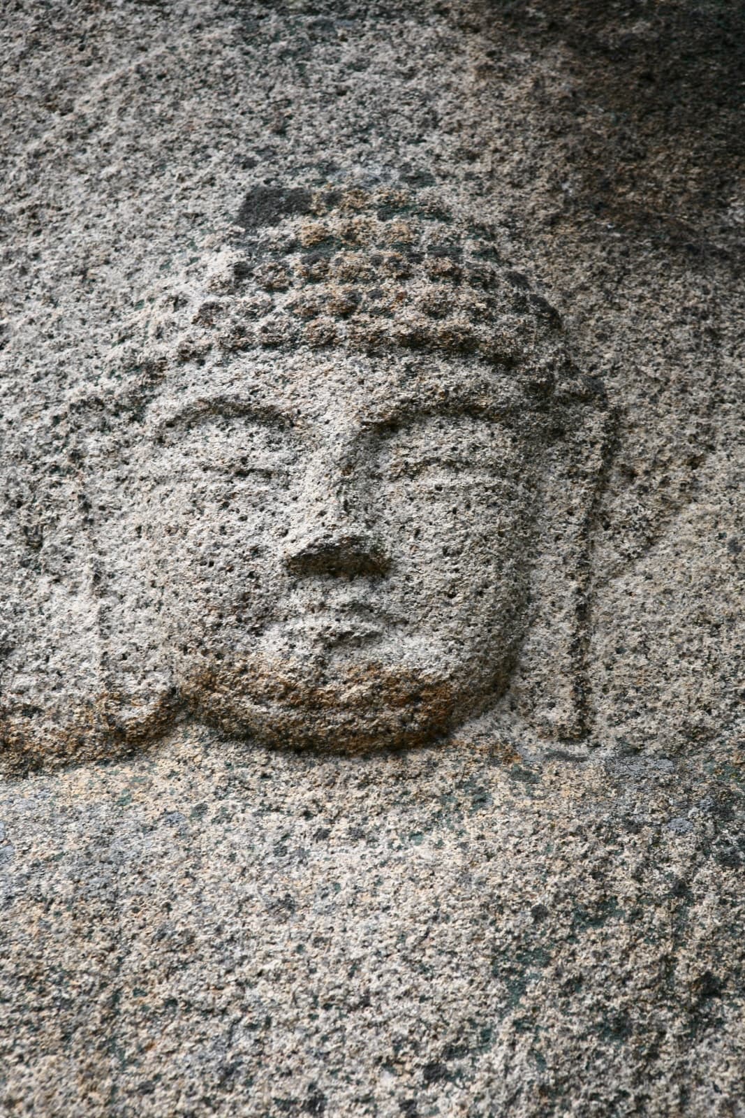 경주 남산 용장사지 마애여래좌상 — 경주 남산 용장사지 마애여래좌상 얼굴