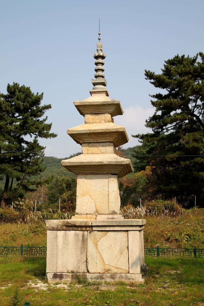 경주 남산 천룡사지 삼층석탑 — 경주 남산 천룡사지 삼층석탑