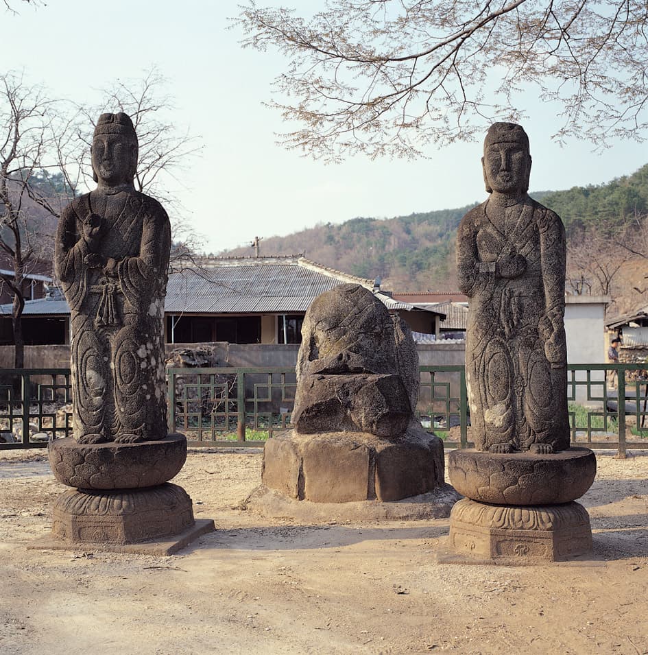 함안 대산리 석조삼존상 — 함안 대산리 석조삼존상
