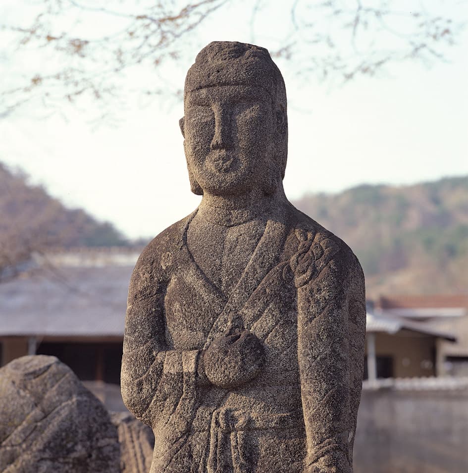 함안 대산리 석조삼존상 — 왼쪽(향우) 보살입상의 상반신