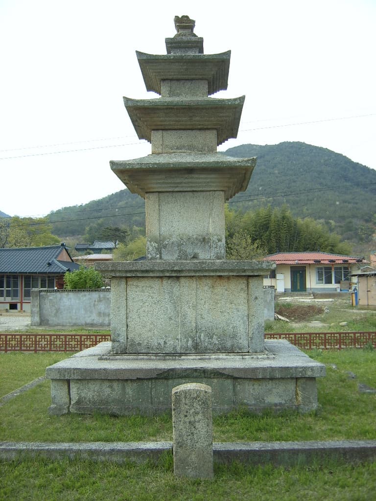 산청 단속사지 동 삼층석탑 — 산청 단속사지 동 삼층석탑