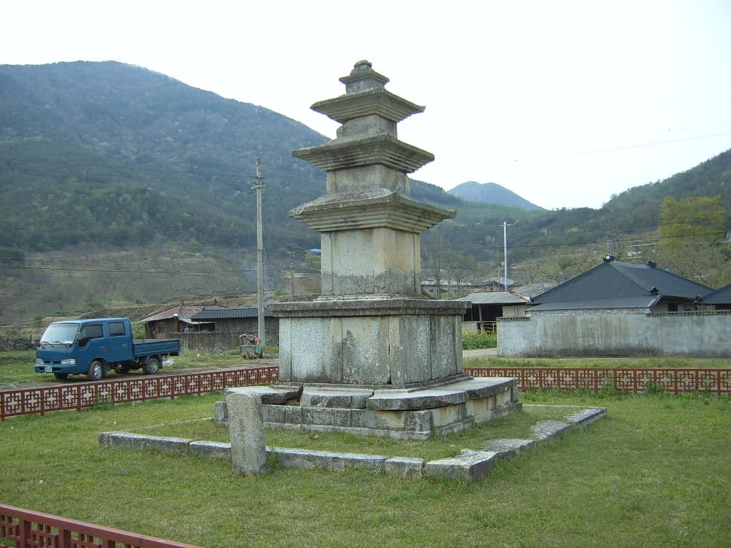 산청 단속사지 서 삼층석탑 — 산청 단속사지 서 삼층석탑