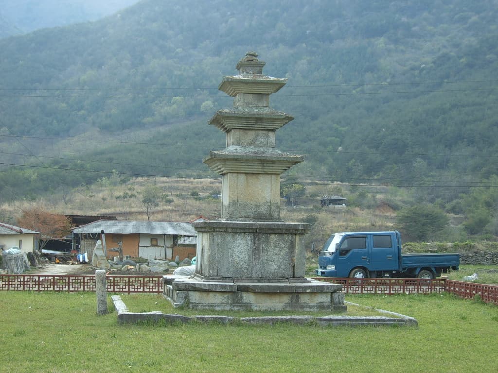 산청 단속사지 서 삼층석탑 — 산청 단속사지 서 삼층석탑