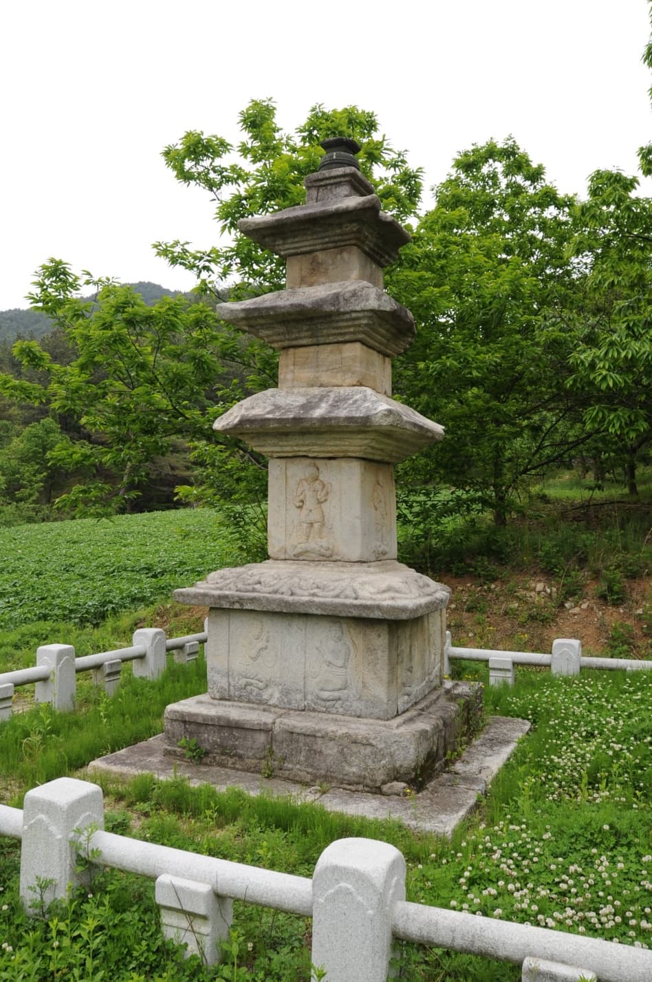 함양 승안사지 삼층석탑 — 함양 승안사지 삼층석탑 (촬영:문화재청)