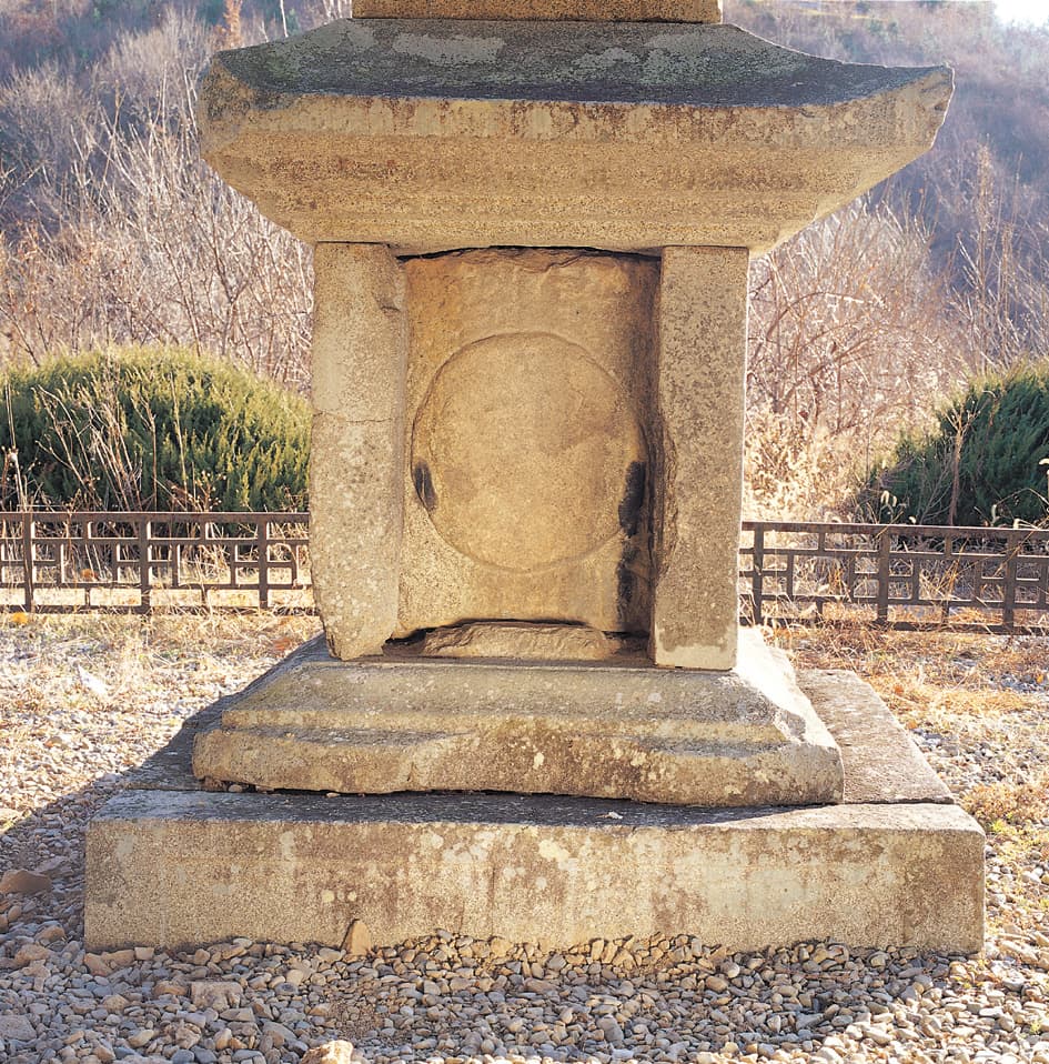 밀양 소태리 오층석탑 — 초층 북측 탑신부(면석이 유실됨)