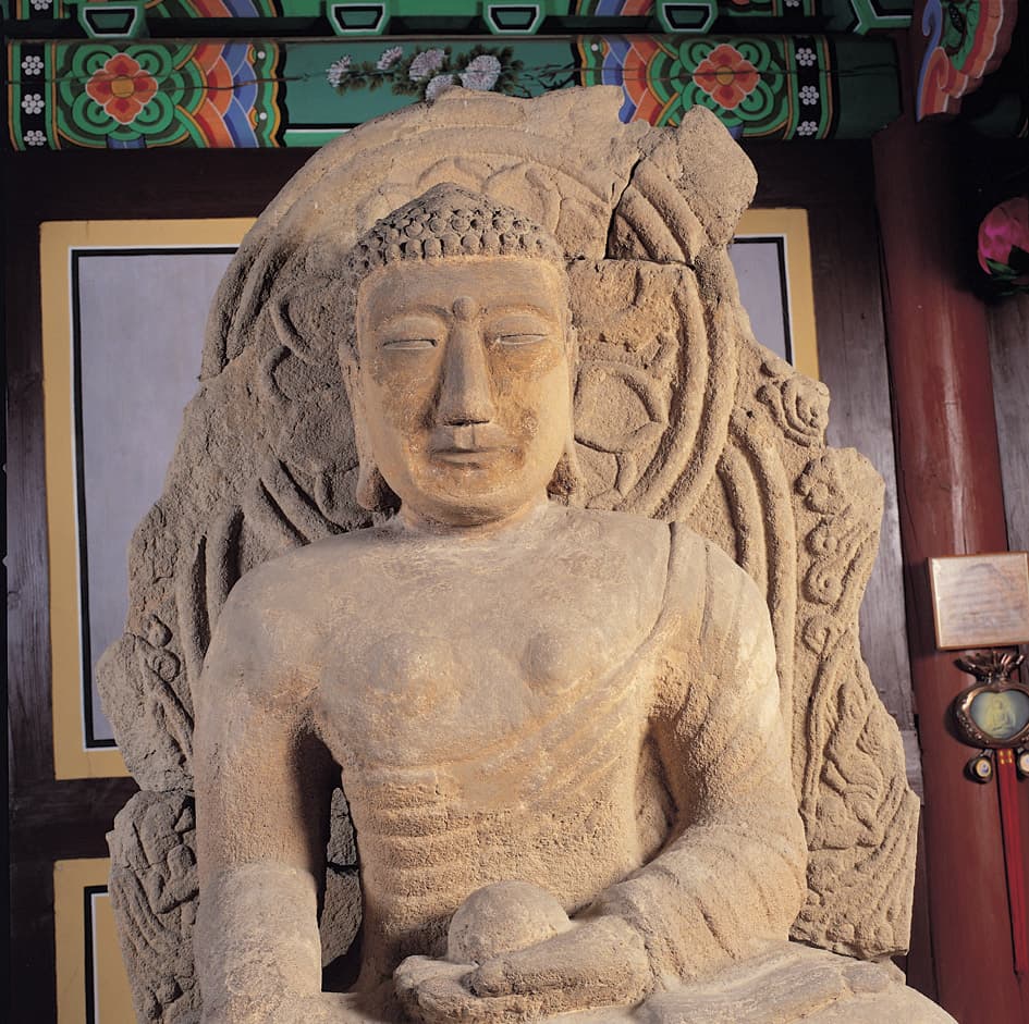 산청 사월리 석조여래좌상 — 여래좌상 상반신과 광배
