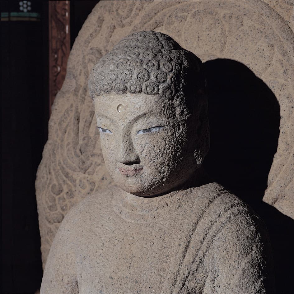 양산 용화사 석조여래좌상 — 여래좌상의 조화로운 얼굴 모습