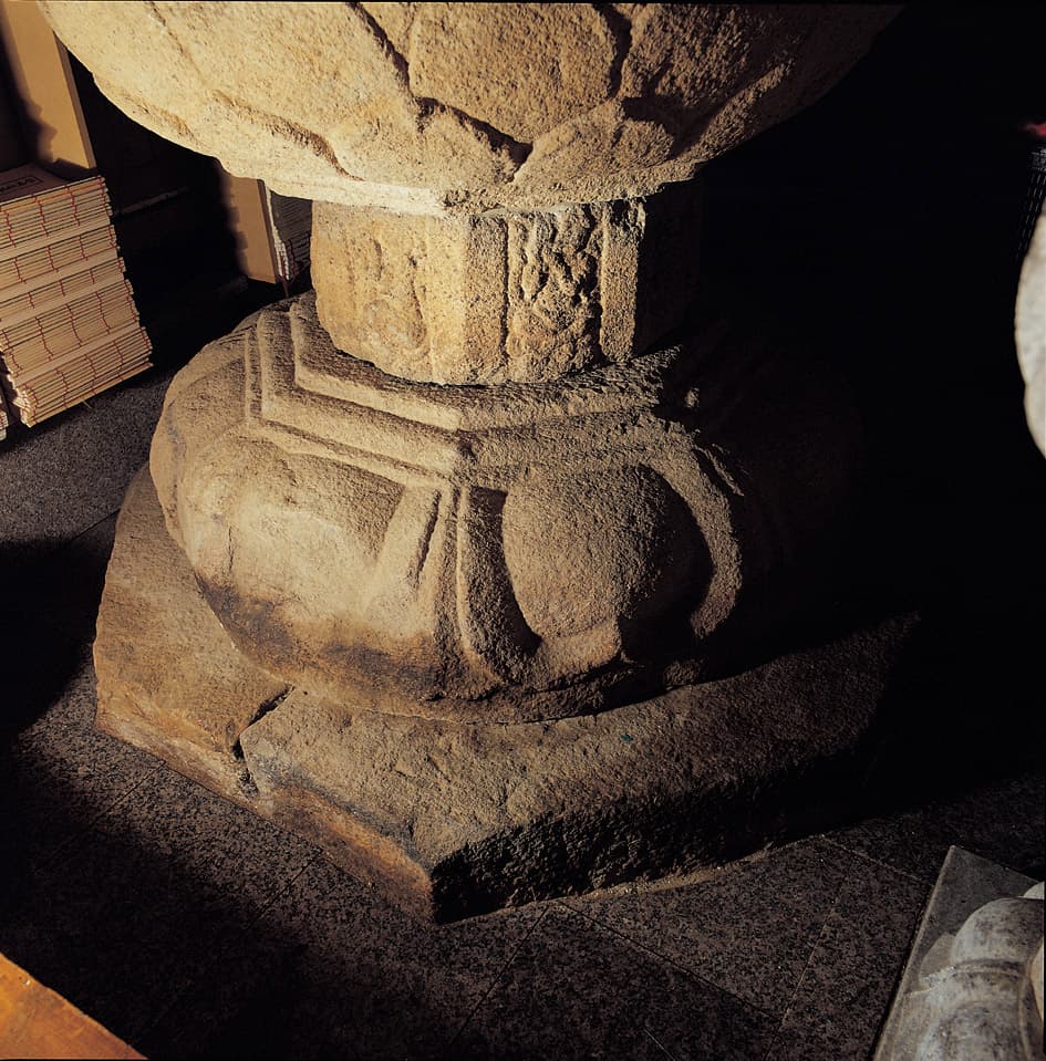 양산 용화사 석조여래좌상 — 여래좌상의 연화대좌
