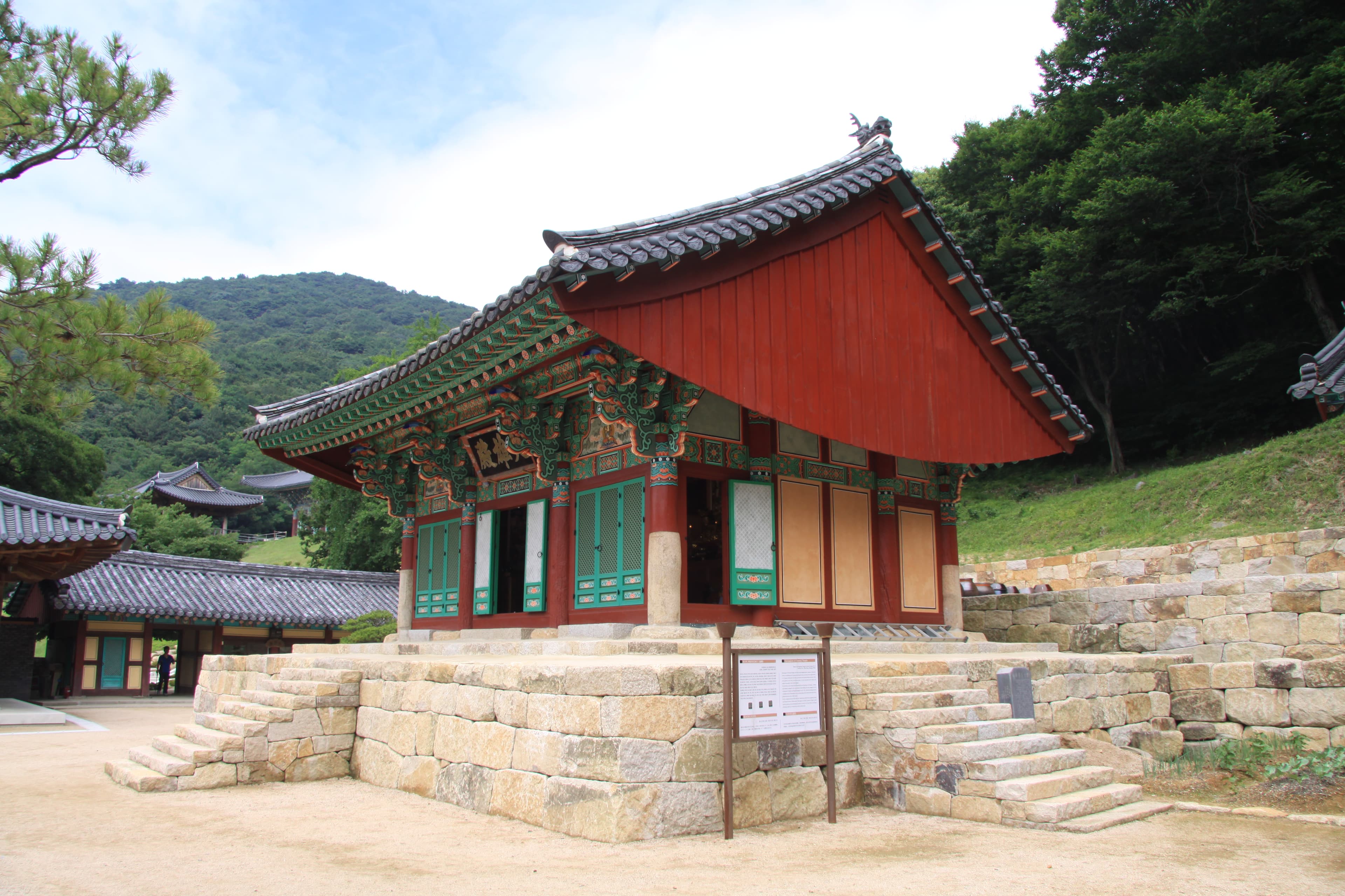 부산 운수사 대웅전 — 부산 운수사 대웅전 측면
