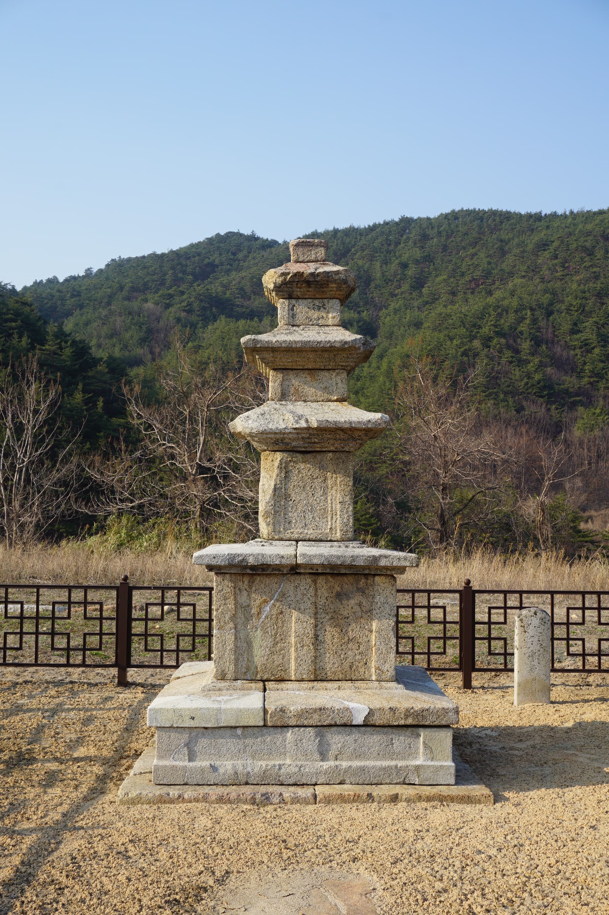 울진 구산리 삼층석탑 — 울진 구산리 삼층석탑 정면