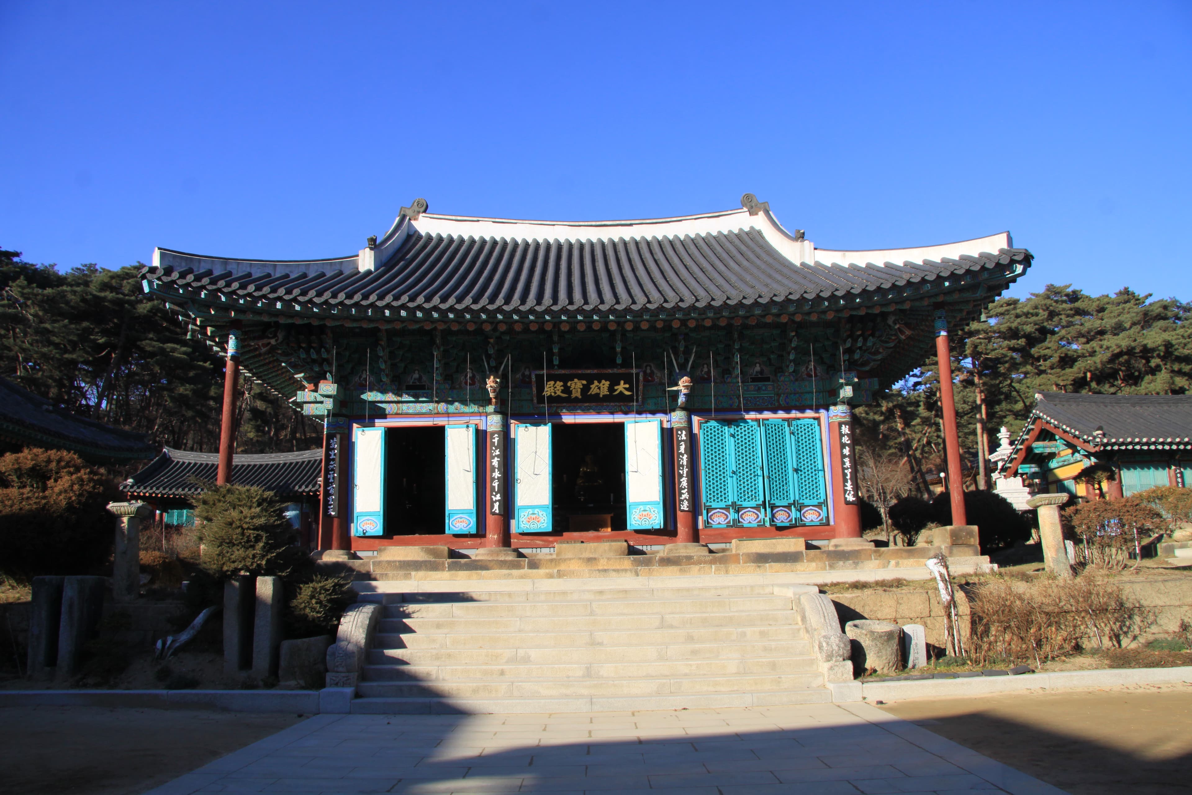 화성 용주사 대웅보전 — 화성 용주사 대웅전 정면