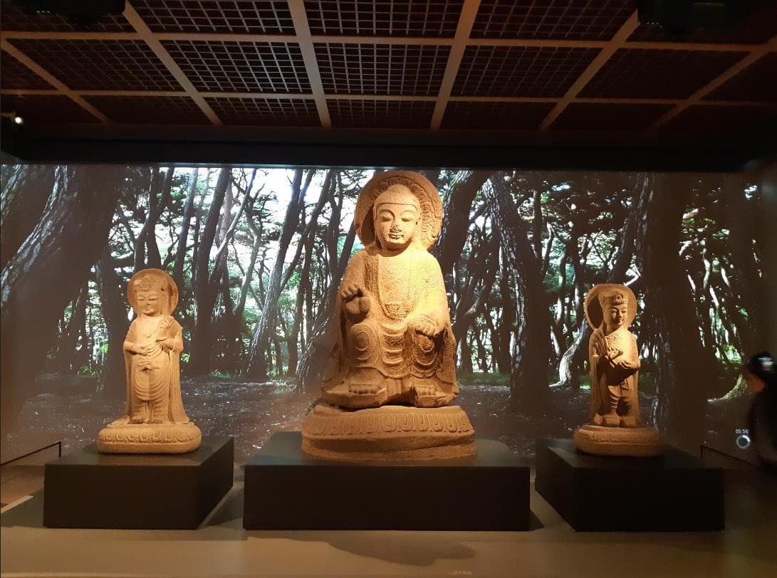 경주 남산 장창곡 석조미륵여래삼존상 — 보물 경주 남산 장창곡 석조미륵여래삼존상(국립경주박물관 전시 모습).
