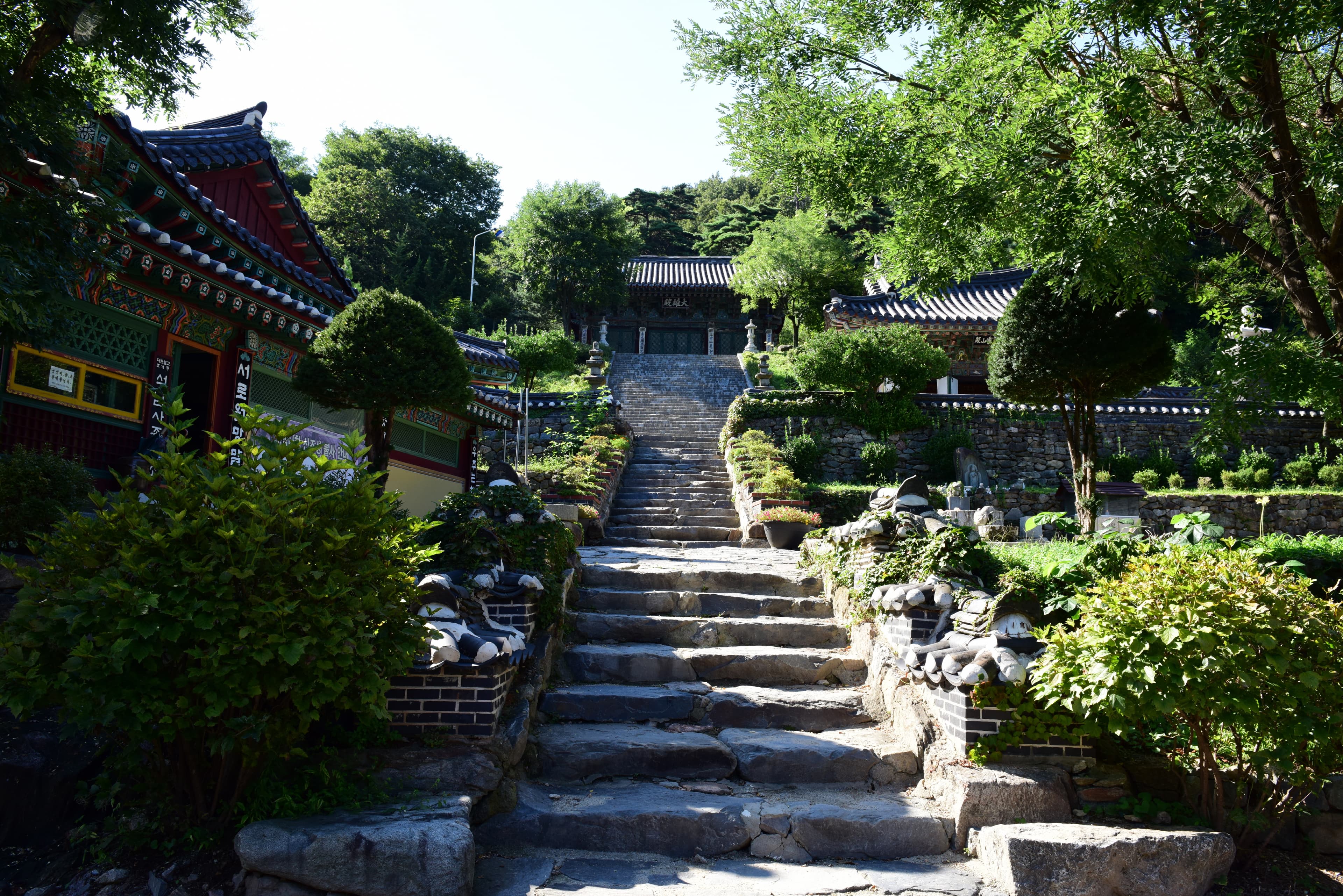 안성 석남사 영산전 — 대웅전과 영산전 전경 (촬영년도 : 2015년)
