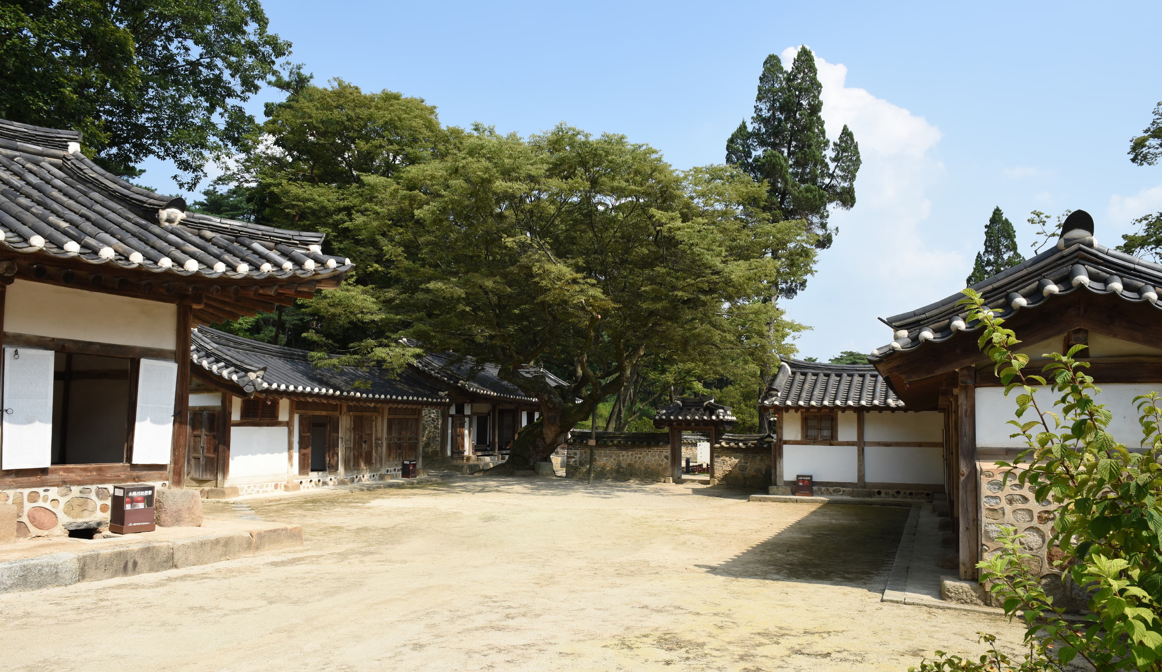 여주 효종 영릉재실 — 여주 효종 영릉재실_마당전경 (촬영년도 : 2015년)