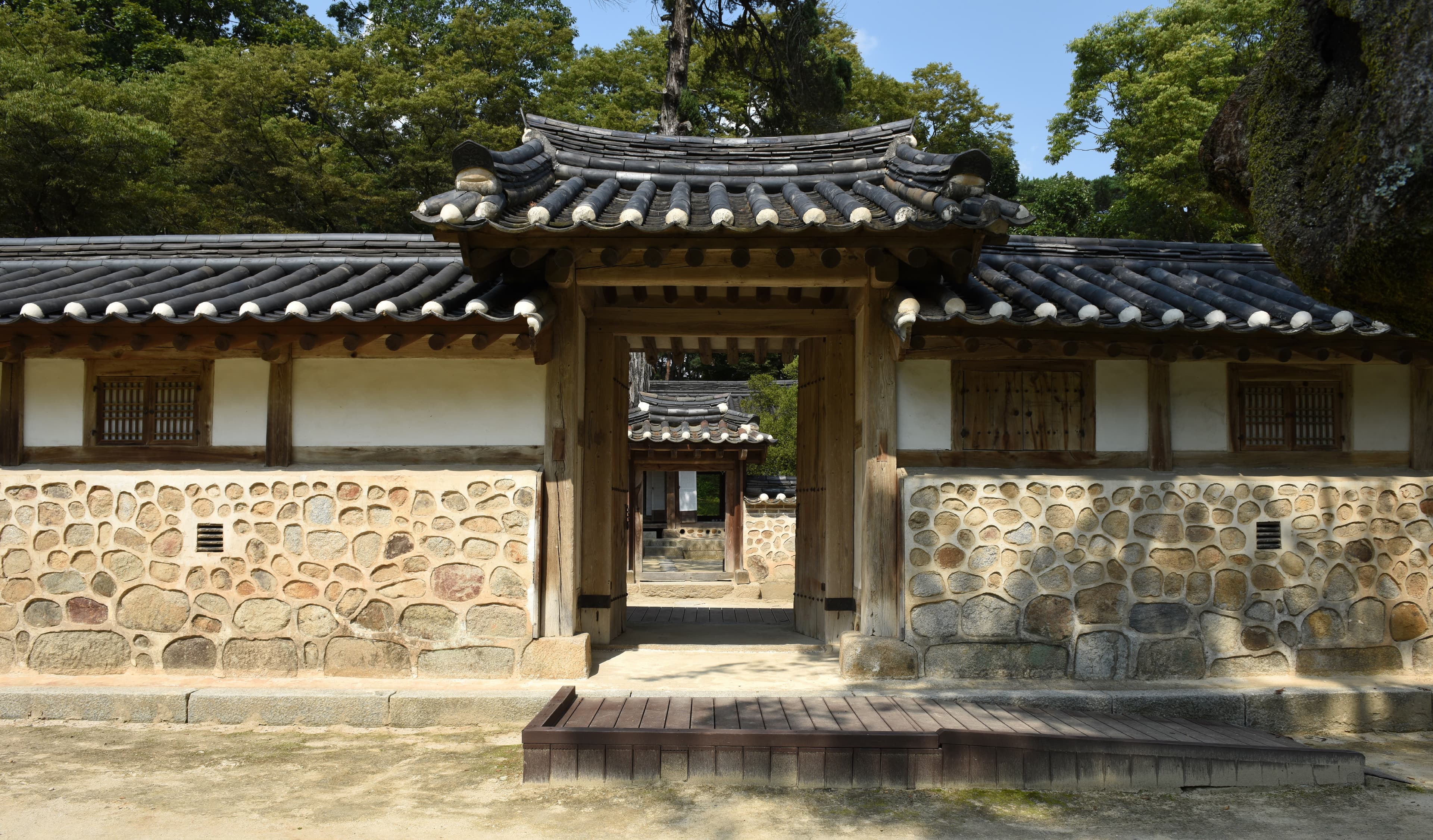 여주 효종 영릉재실 — 여주 효종 영릉재실_솟을대문 (촬영년도 : 2015년)