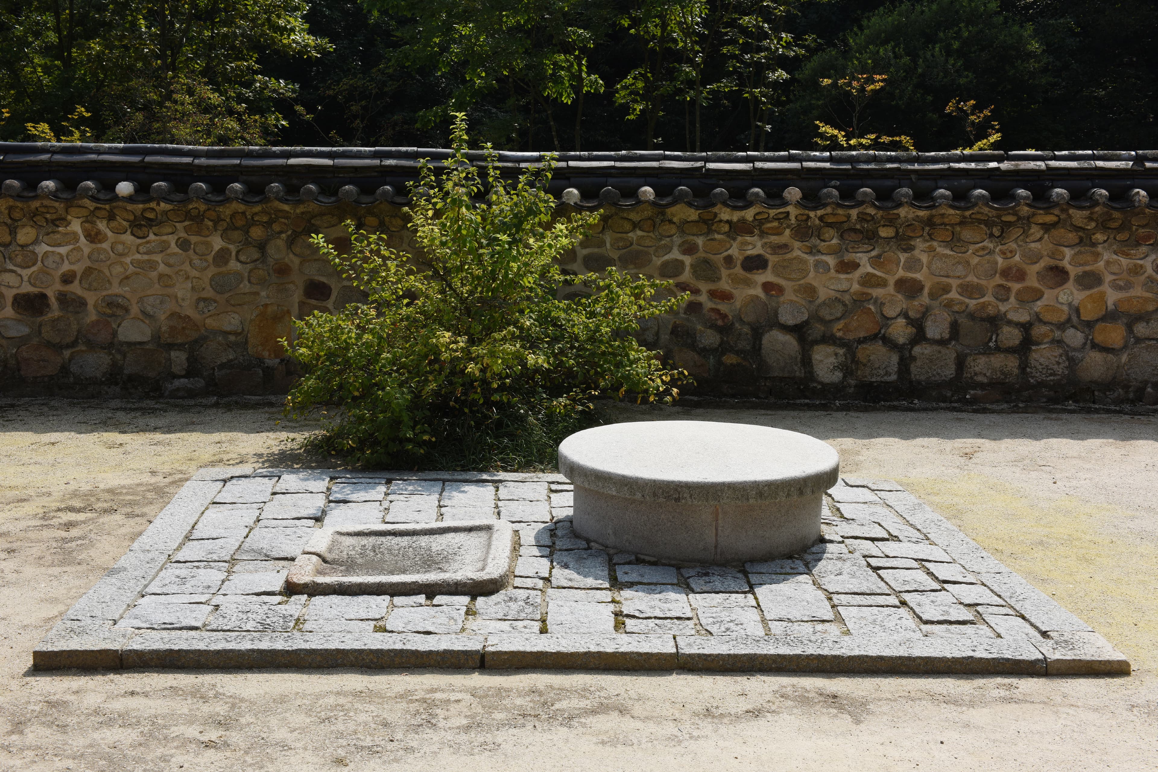 여주 효종 영릉재실 — 여주 효종 영릉재실_우물터 (촬영년도 : 2015년)