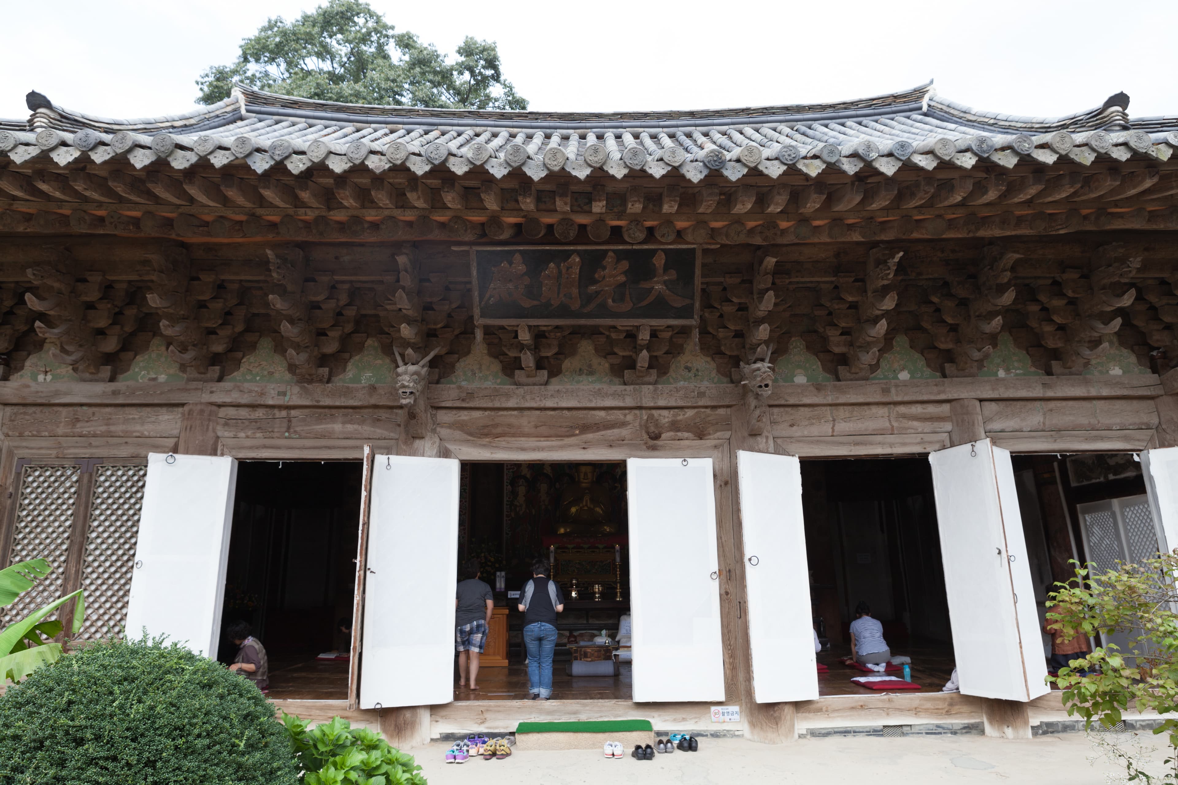 양산 통도사 대광명전 — 양산 통도사 대광명전_근경 (촬영년도 : 2015년)